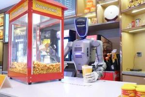 打工机器人在电影院正式“上班”！不用遥控器，工作14小时不累