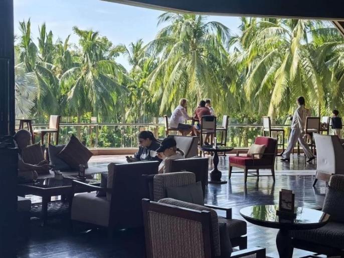 30℃抢购羽绒服、外籍游客扎堆享受阳光、沙滩、海浪⋯⋯海南免税消费到底有多疯狂？