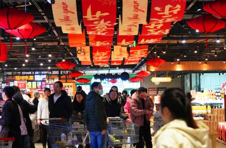 车厘子跨洋“赶年集”、退税窗口排起“国际队”：马年将至，上海商超开启年货热辣盛宴