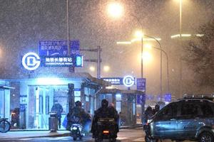 雪降京城，1月17日，市民在北京长椿街附近冒雪出行