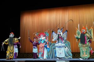 这六位京剧新星，正接过传承的接力棒