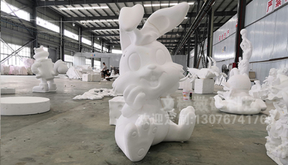 小白兔泡沫雕塑