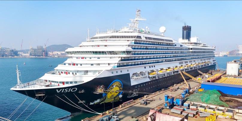 10万吨级以上邮轮“理想”号在青岛维修