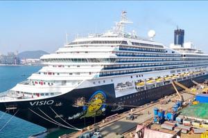 10万吨级以上邮轮“理想”号在青岛维修