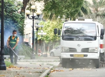 掃路車和人員使用吹風機配合式路面保潔作業