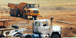 工程车挖掘机卡车装载机在施工现场工作
