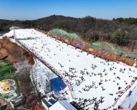 1月11日，游客在江苏省句容市宝华山滑雪场滑雪，江南小城冰雪热