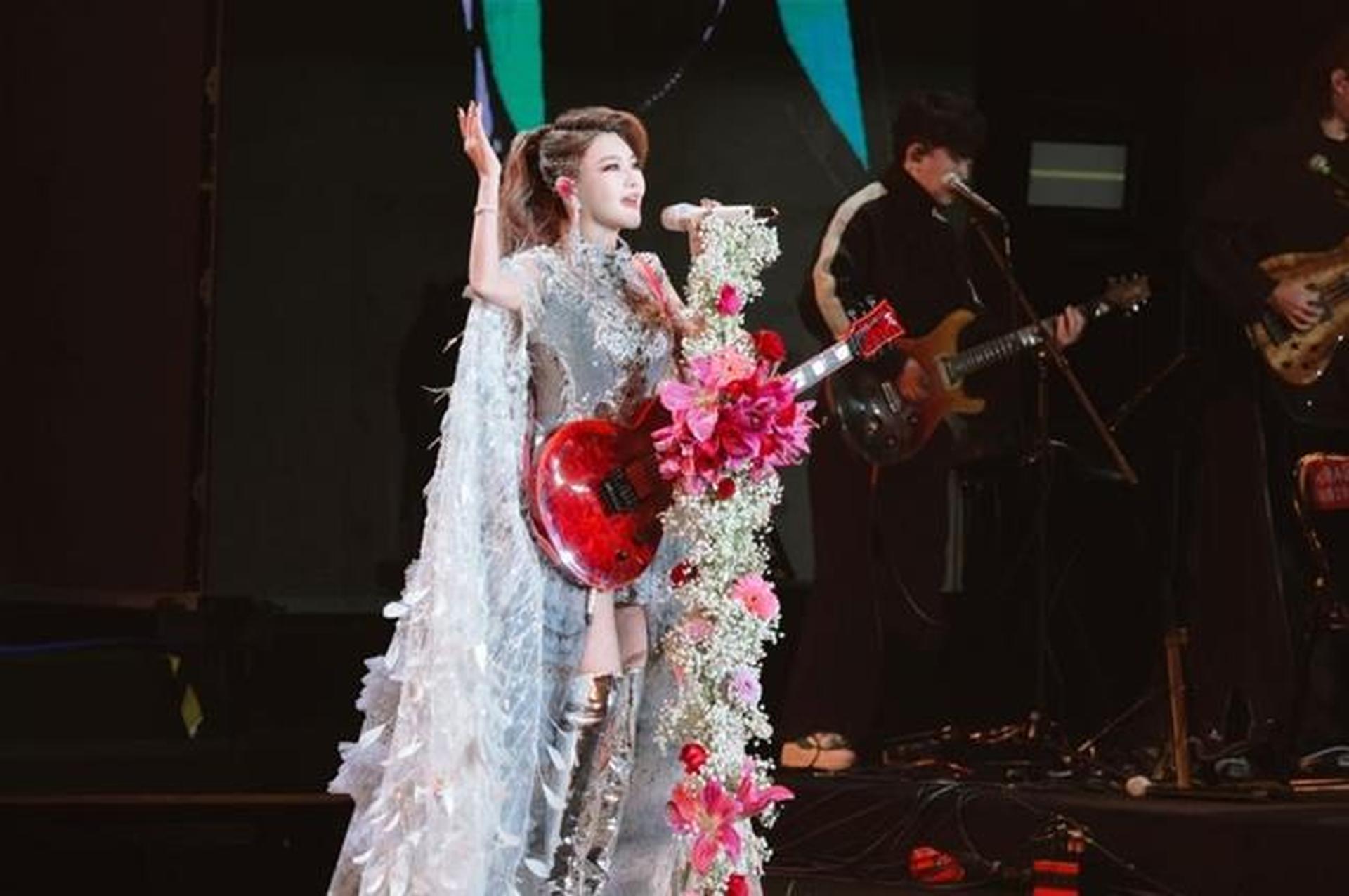 热梗不断！乌兰图雅缘何深受年轻人喜爱？