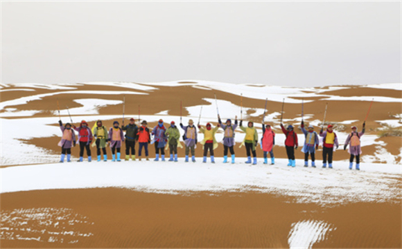 企业团建之风雪中的腾格里沙漠徒步行